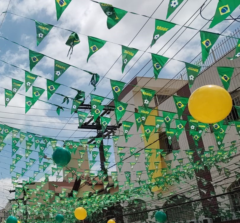Com a chegada da Copa do Mundo, Cemig alerta: é proibido instalar ornamentações em estruturas da rede elétrica