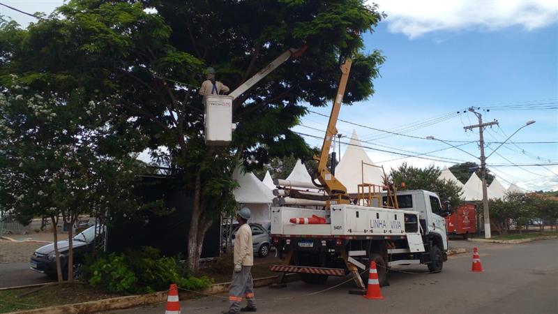 Caminhão da Cemig realizando serviços de prevenção na rede elétrica